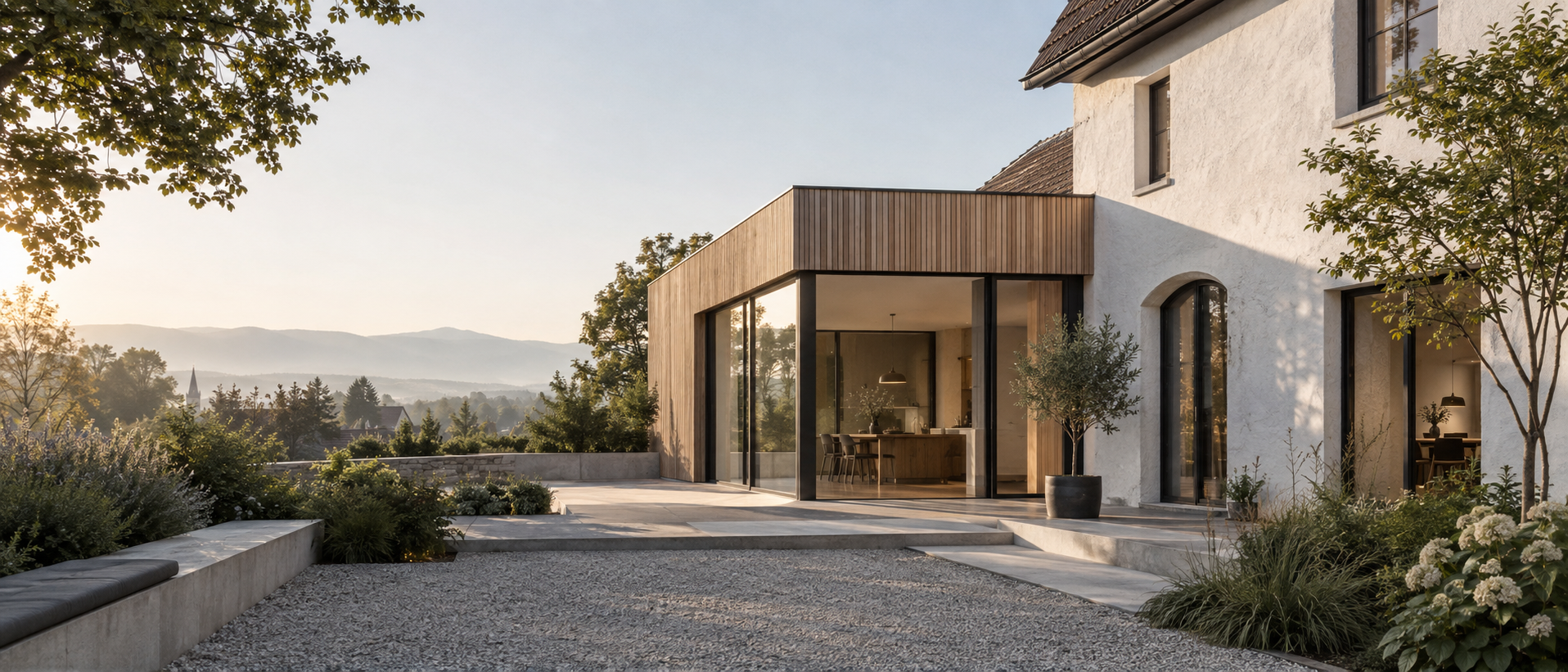 Behutsam erweitertes Bestandsgebäude mit modernem Holz- und Glasbau