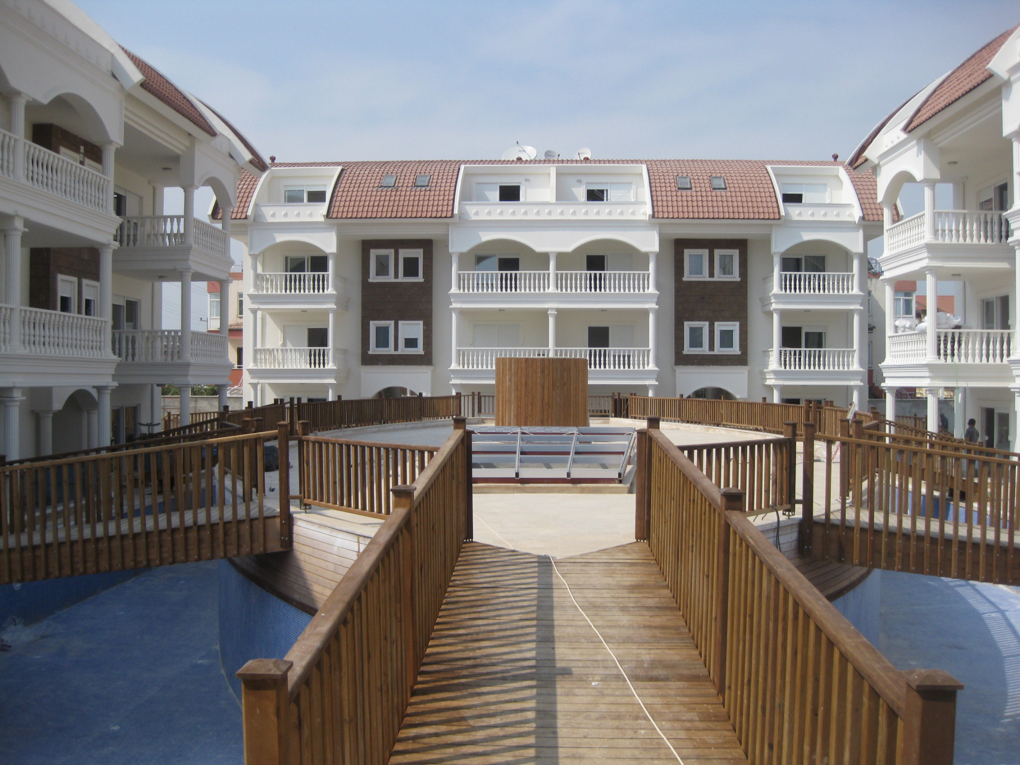 Ferienwohnanlage mit Pool und Holzstegen